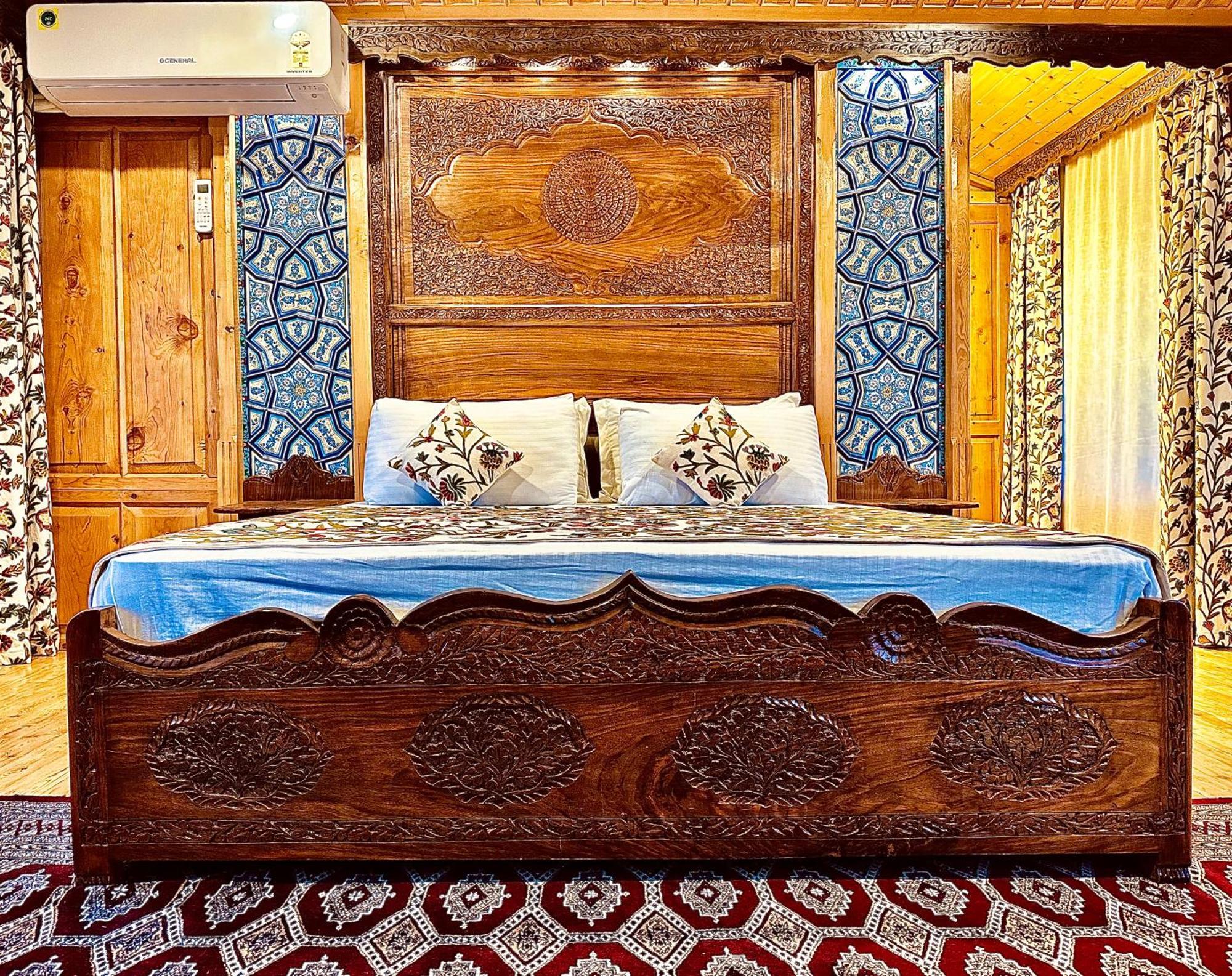 New Jacquline Heritage Houseboats Srīnagar Exterior foto