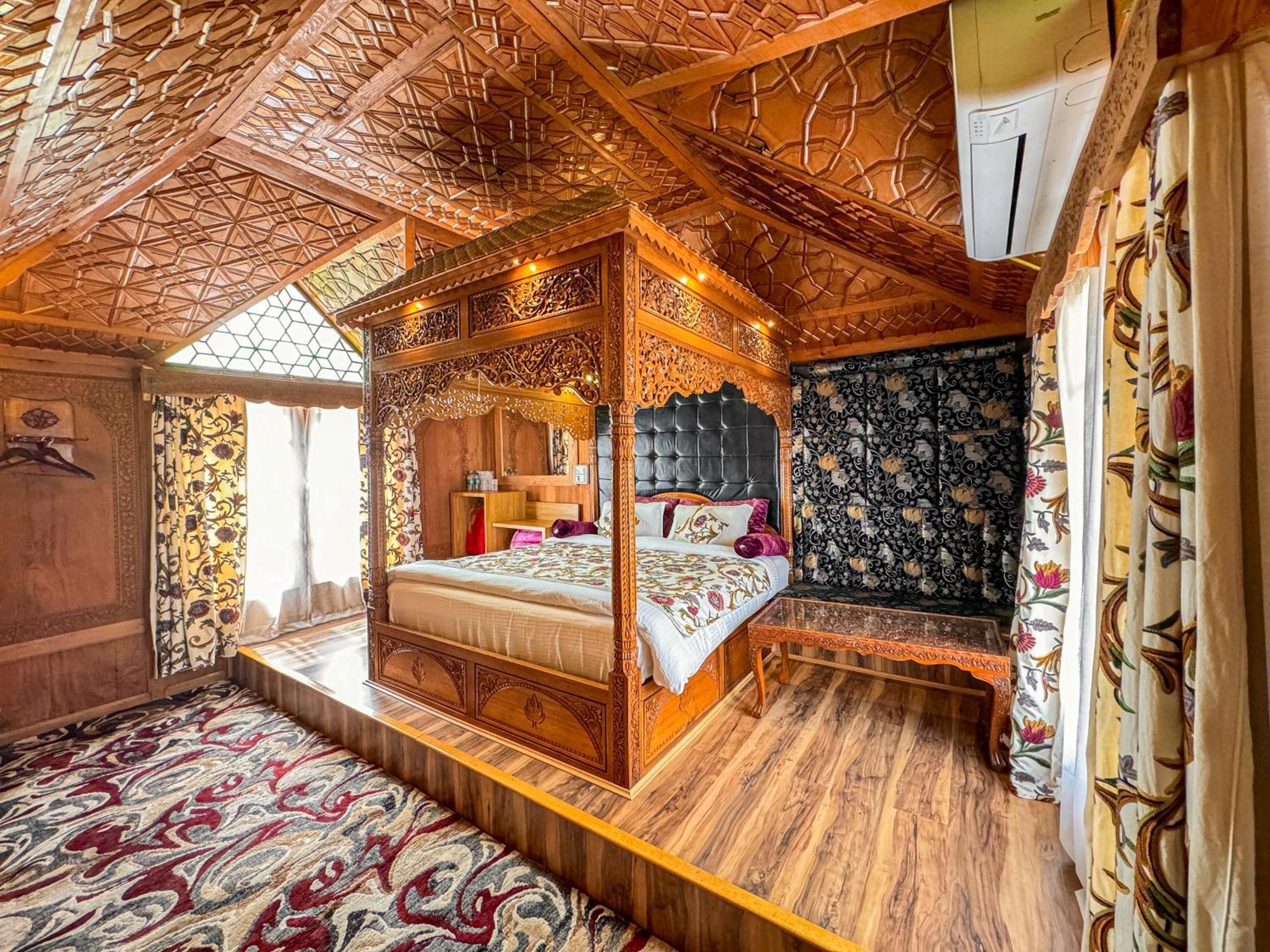 New Jacquline Heritage Houseboats Srīnagar Exterior foto