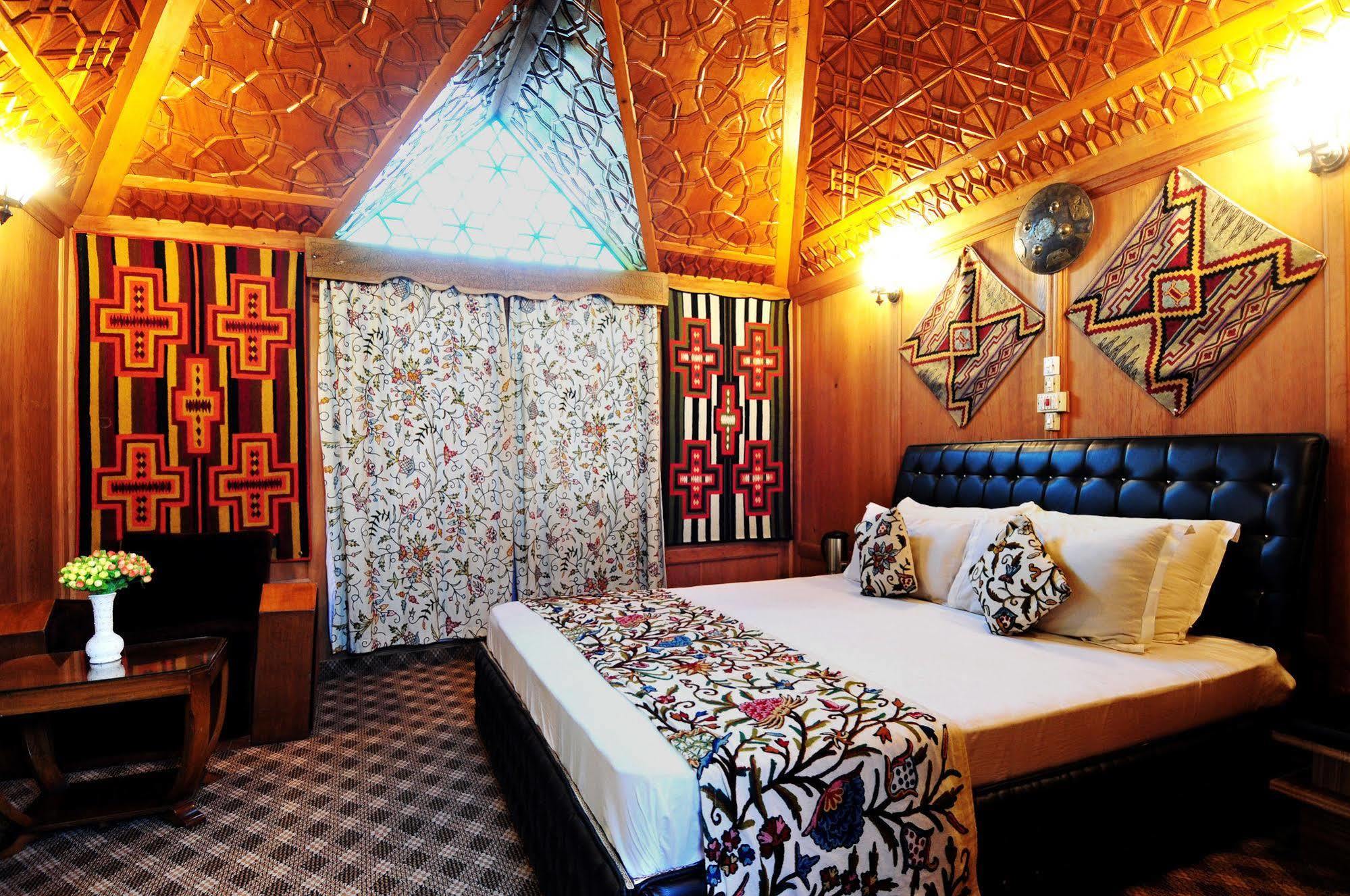 New Jacquline Heritage Houseboats Srīnagar Exterior foto